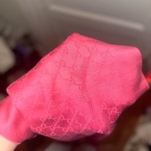 Gucci scarf brand new never wear once !!